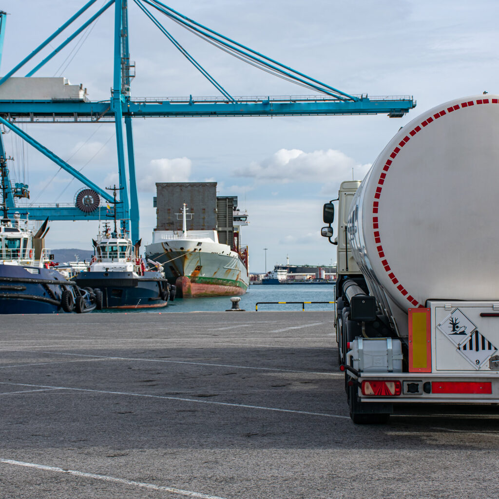 camion cisterna de combustible en el puerto a la espera de sumin
